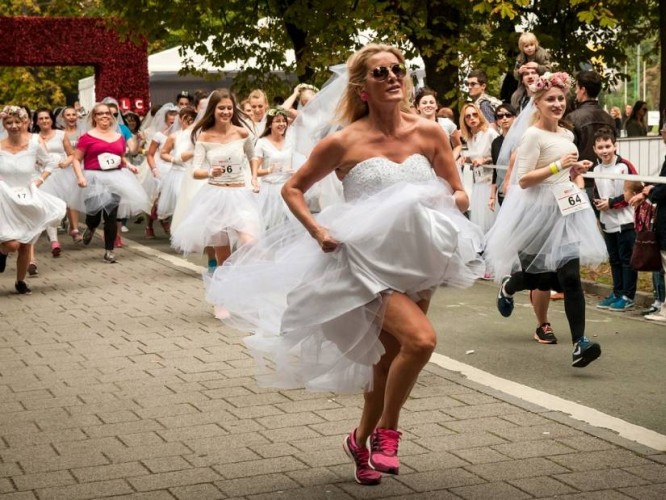 bieg-w-sukniach-slubnych-ii-polskie-celebrytki-na-mecie