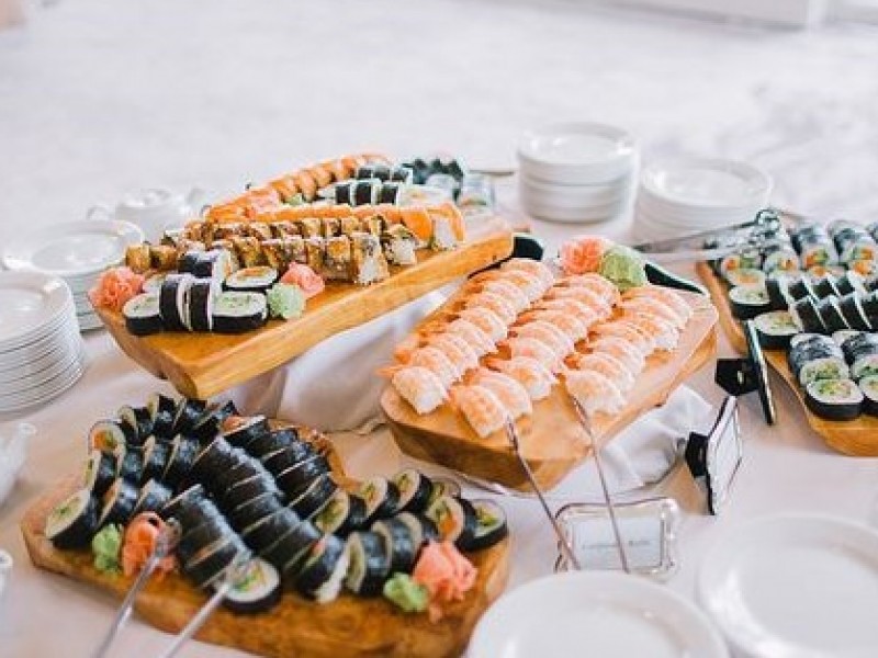 stol-sushi-na-wesele-czy-warto