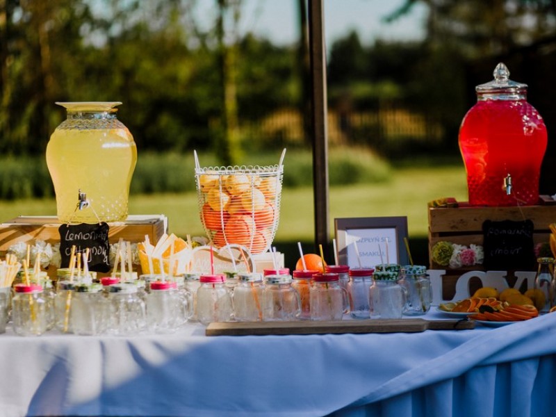 samoobslugowy-barek-i-stol-z-lemoniada