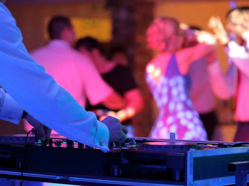 lista-piosenek-na-wesele-jakich-hitow-nie-moze-zabraknac-na-przyjeciu-weselnym