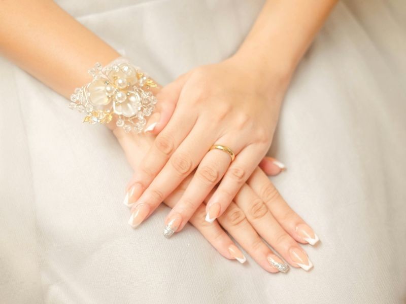 paznokcie-slubne-2025-kilka-modnych-wzorow-i-porady-manicurzystki