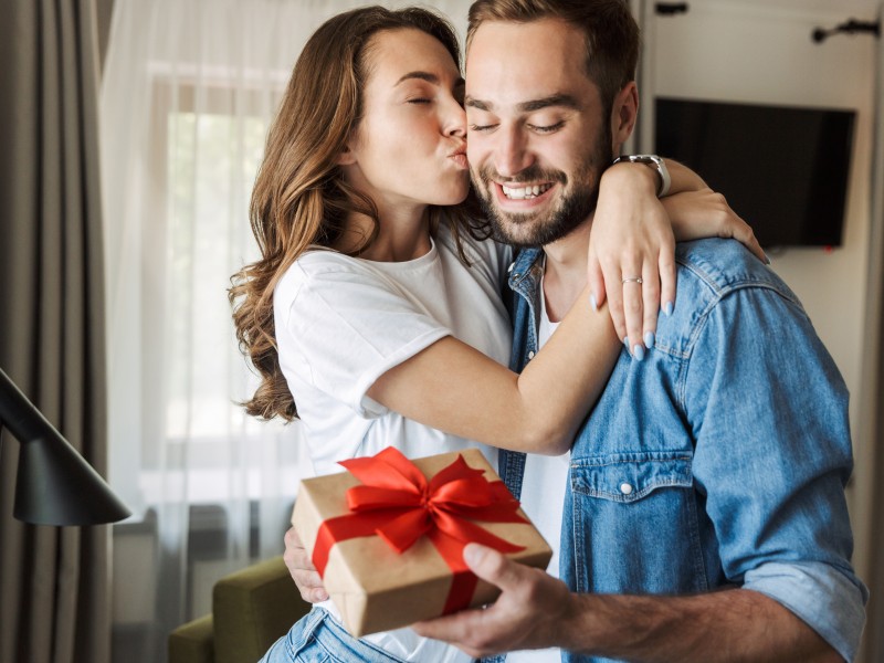 prezent-dla-narzeczonego-jaki-wybrac-na-swieta-2023