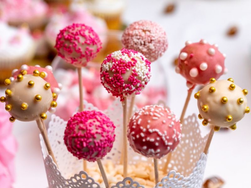 jak-zrobic-cake-pops-lizaki-z-ciasta-na-prezent-dla-gosci-weselnych