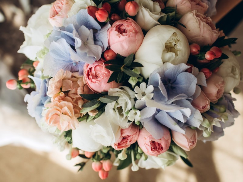 jakie-kolory-przewodnie-beda-najmodniejsze-na-weselu-w-2020-roku