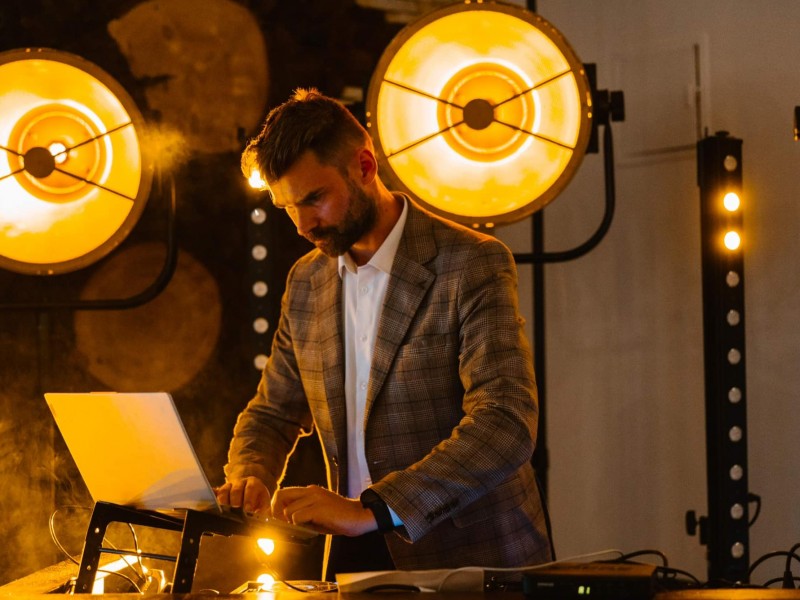 7-najlepszych-dj-ow-na-wesele-z-wojewodztwa-mazowieckiego-w-2024-roku