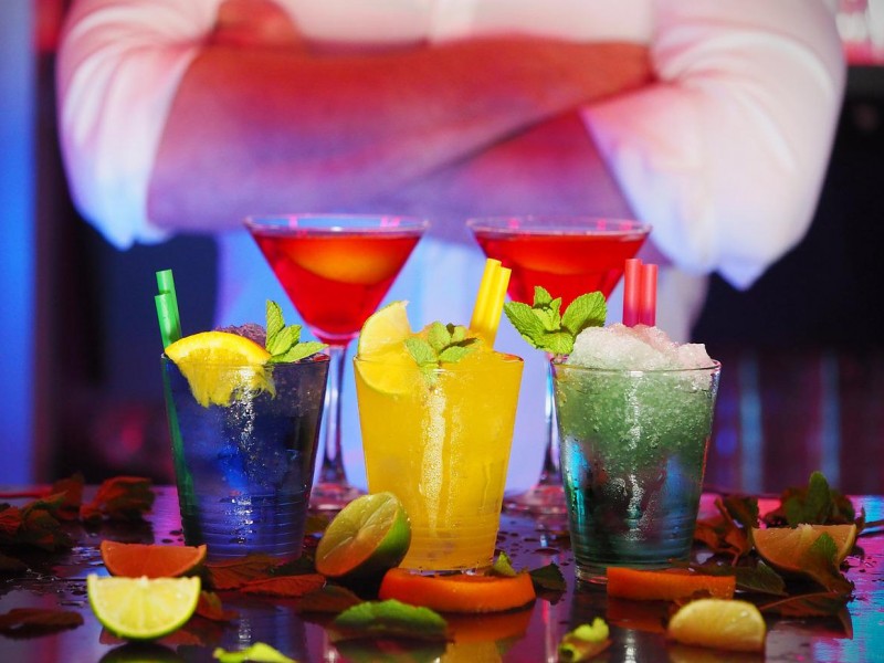 barman-na-wesele-powody-dla-ktorych-warto-pokusic-sie-o-taka-atrakcje