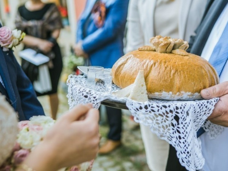 powitanie-chlebem-i-sola-na-weselu
