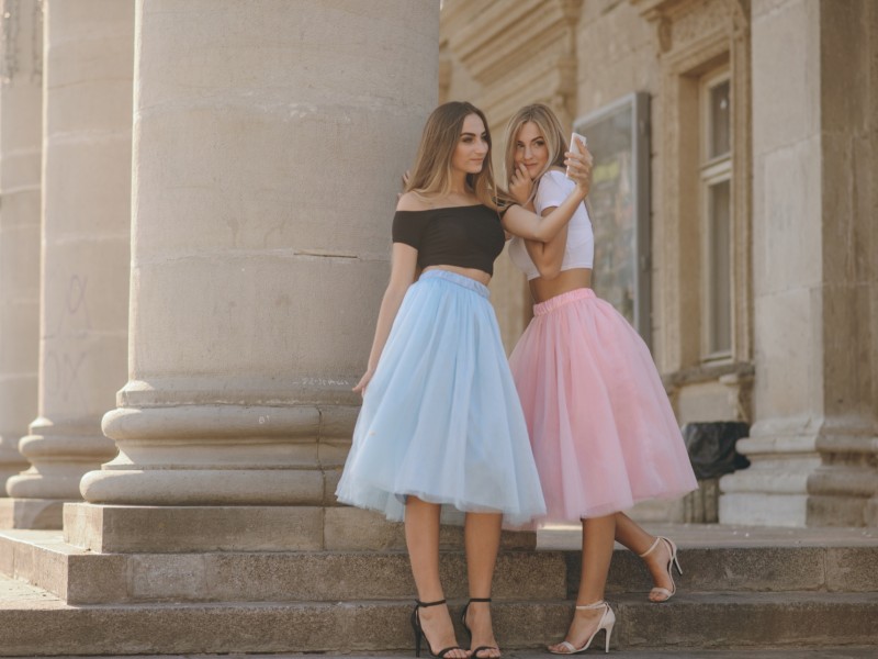 spodnica-rozkloszowana-na-wesele-czy-to-dobry-pomysl-praktyczne-porady-i-stylowe-inspiracje