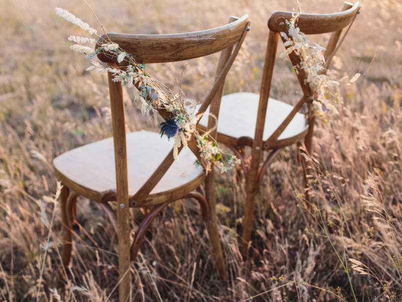 dekoracje-krzesel-na-slub-i-wesele