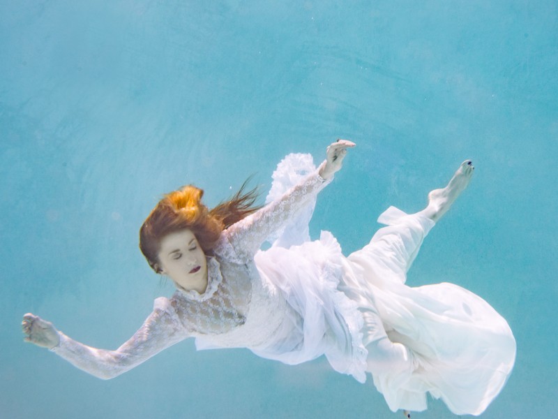 podwodne-sesje-jako-nowy-trend-w-fotografii-slubnej