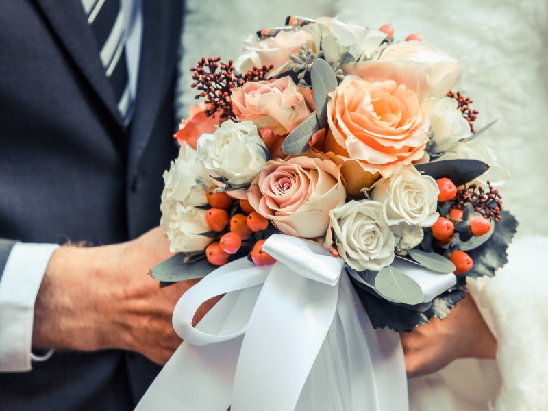 najnowszy-trend-zwisajace-wstazki-przy-bukiecie-weselnym