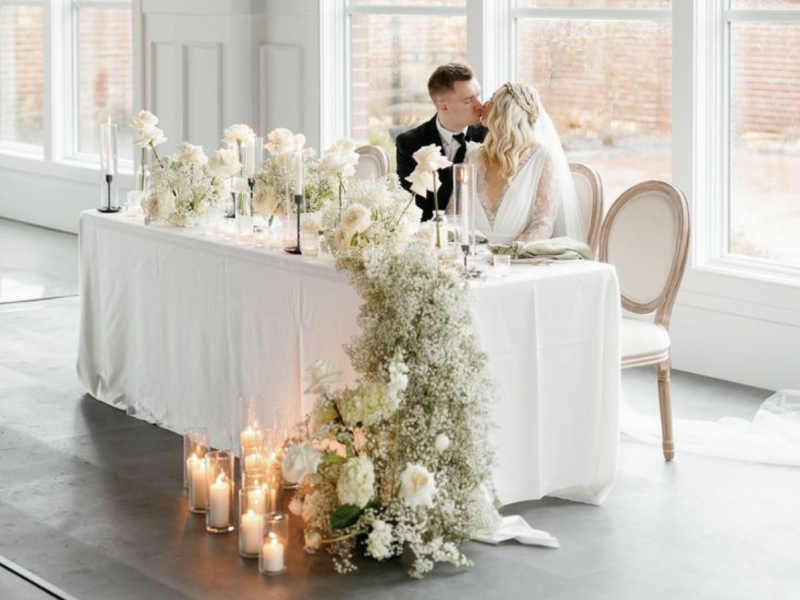 kto-powinien-usiasc-przy-stole-pary-mlodej