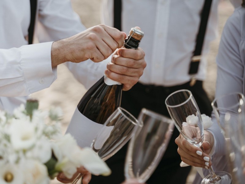 jakie-wino-na-wesele-bedzie-najlepsze-i-ile-butelek-kupic-praktyczny-przewodnik-dla-par-mlodych