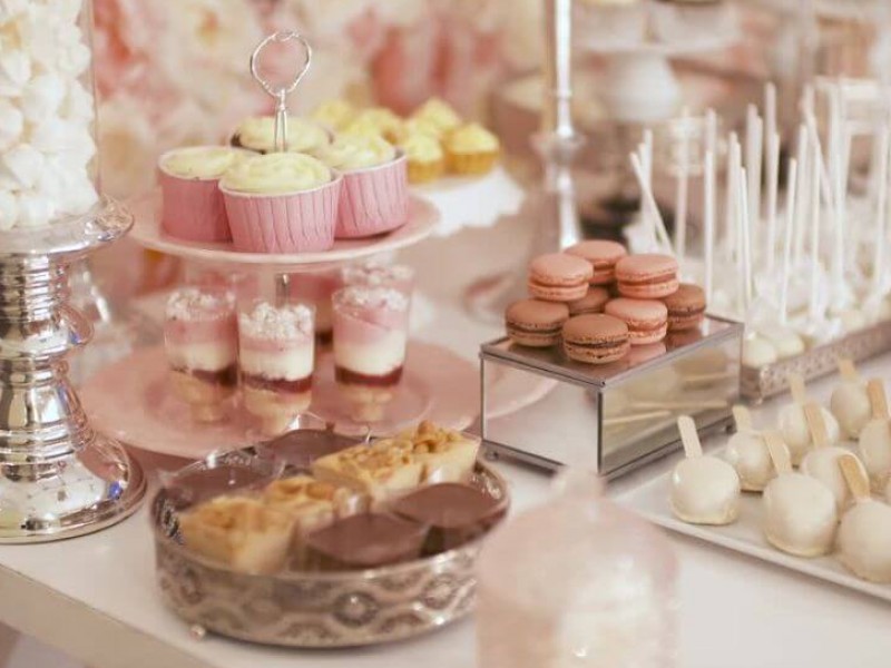 slodki-stol-i-candy-bar-jak-zorganizowac-slodki-raj-dla-gosci-weselnych