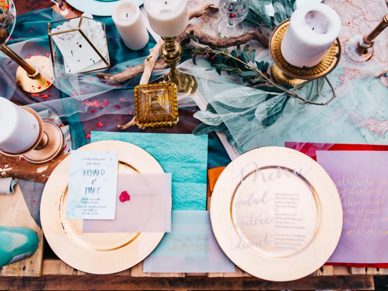 8-najlepszych-pomyslow-na-akcesoria-dekoracyjne-weselnego-stolu