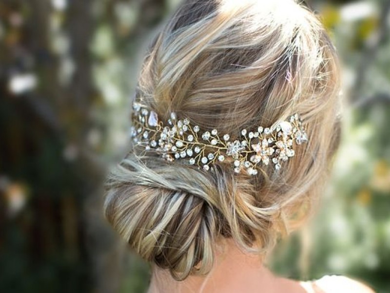 krysztalowe-ozdoby-nowym-trendem-we-fryzurach-weselnych