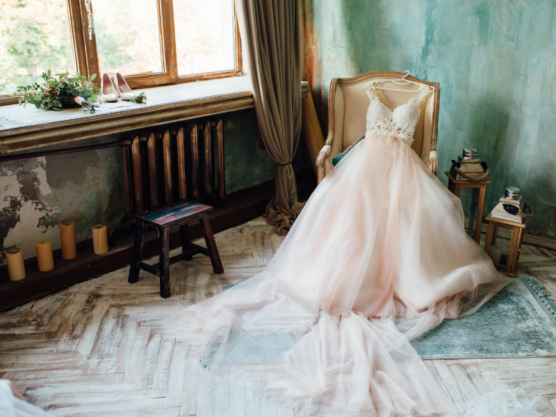 biala-suknia-slubna-czyinna