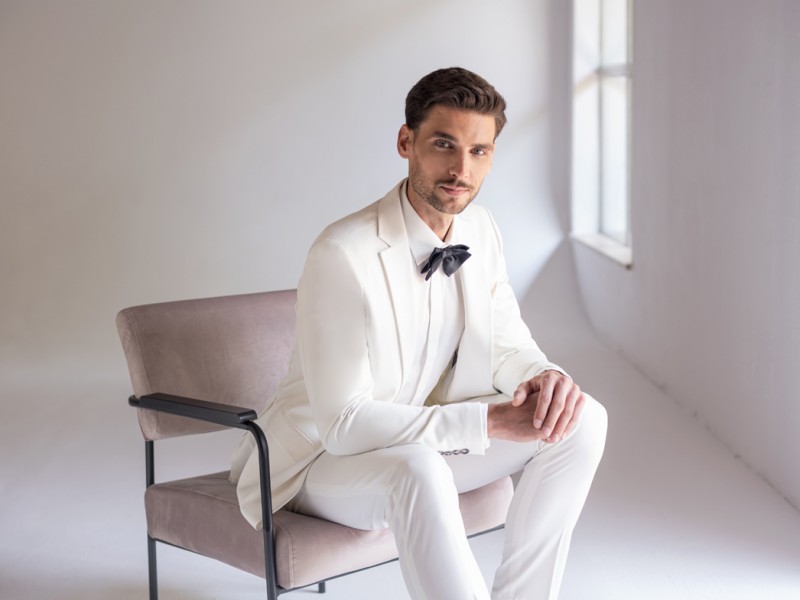 jaki-garnitur-slubny-sprawdzi-sie-latem-3-zestawienia-dla-pana-mlodego
