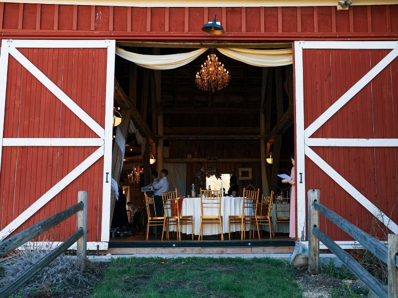 dekoracje-na-wesele-w-stodole-rustykalne-pomysly-krok-po-kroku