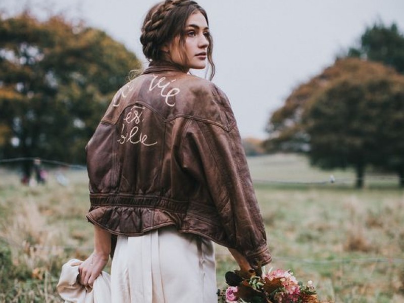 kurtka-w-dniu-slubu-trend-dla-odwaznych-panien-mlodych