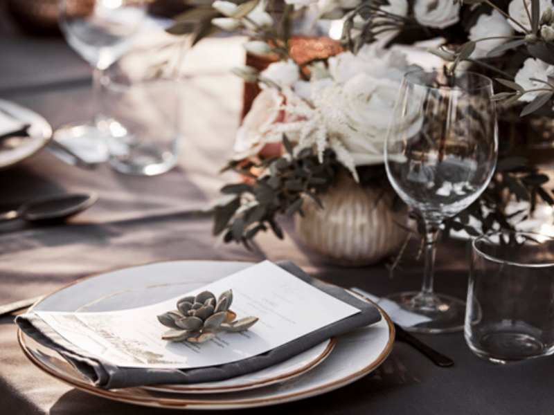 inspiracje-na-stylowe-nakrycie-stolu-weselnego