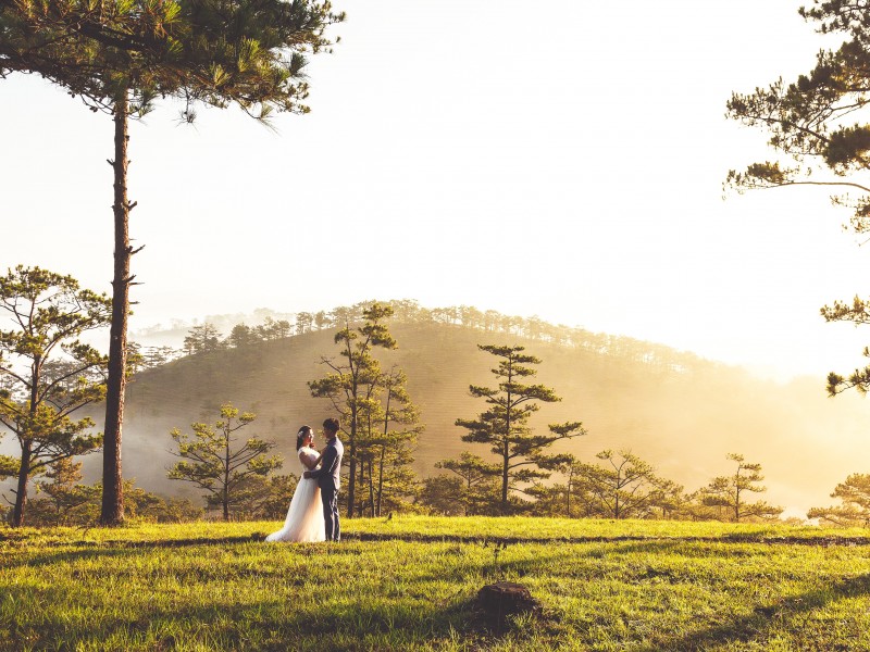 troche-polotu-i-finezji-w-sesjach-slubnych-czyli-nietypowe-aranzacje-w-natarciu