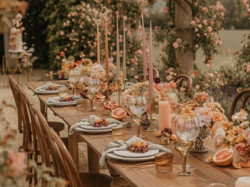 peach-fuzz-w-dekoracjach-weselnych-w-2024-r