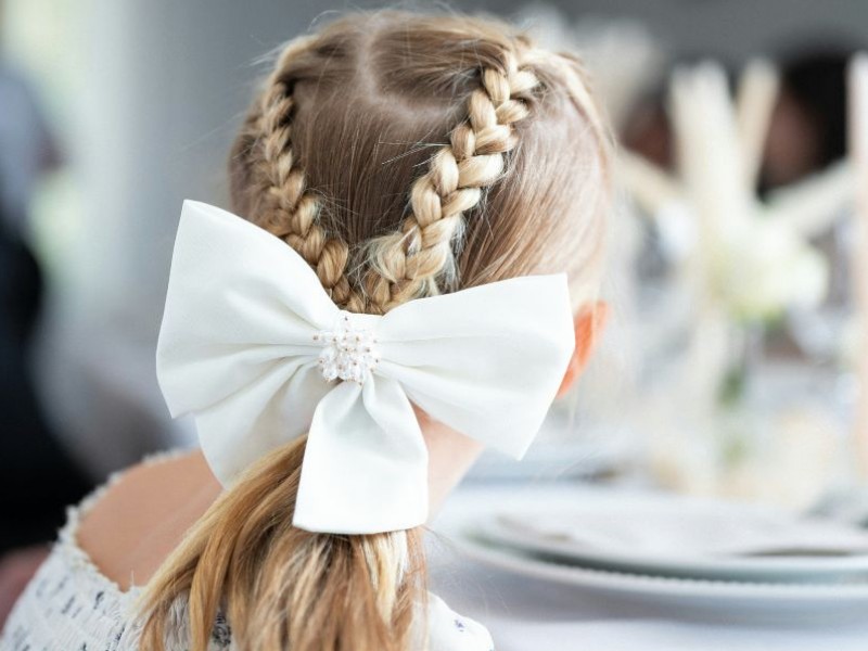 fryzury-dla-dziewczynek-na-wesele-proste-i-efektowne-stylizacje-na-kazda-dlugosc-wlosow