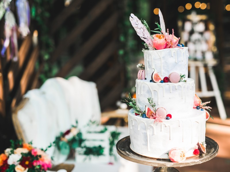 Стильные и интересные варианты свадебных тортов