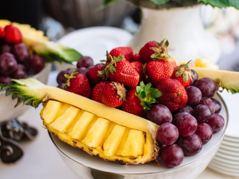 stol-z-owocami-na-wesele-pomysl-na-efektowna-i-zdrowa-atrakcje
