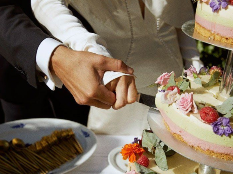 kiedy-zaserwowac-tort-weselny