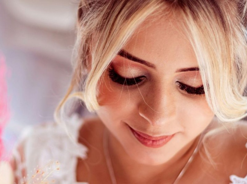 makijaz-slubny-dla-blondynek-jak-podkreslic-urode-przy-jasnych-wlosach