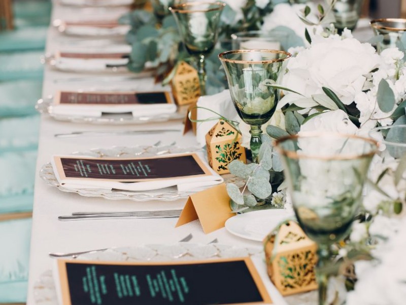 dekoracje-stolu-weselnego-z-klasa-inspiracje-na-kazda-pore-roku