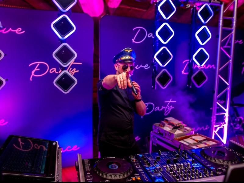 dj-adus zdjęcie prezentacji gdzie wesele