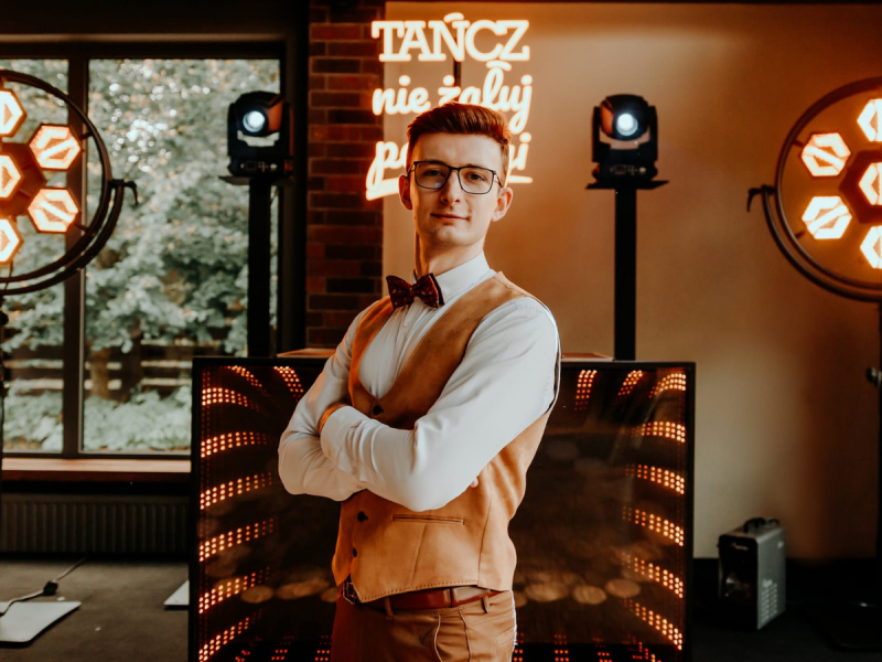 dj-dominik-bielawski zdjęcie prezentacji gdzie wesele