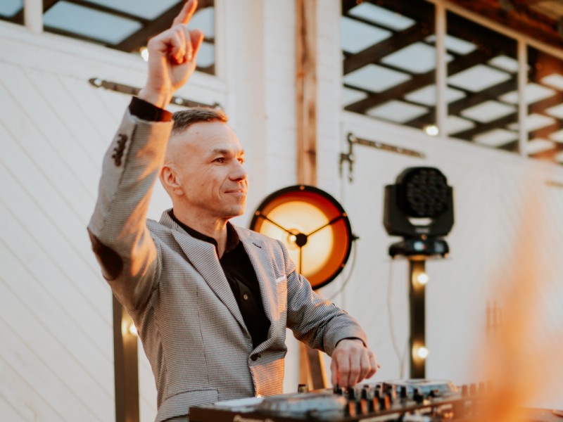 dj-rodrigo-wodzirej-konferansjer zdjęcie prezentacji gdzie wesele