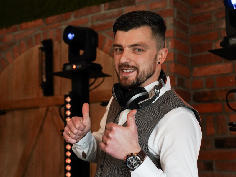 djwodzirej-adrian-slugocki zdjęcie prezentacji gdzie wesele