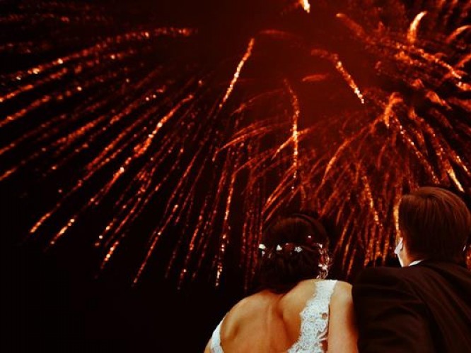 fajerwerki-na-weselu-czy-warto-organizowac-taki-pokaz