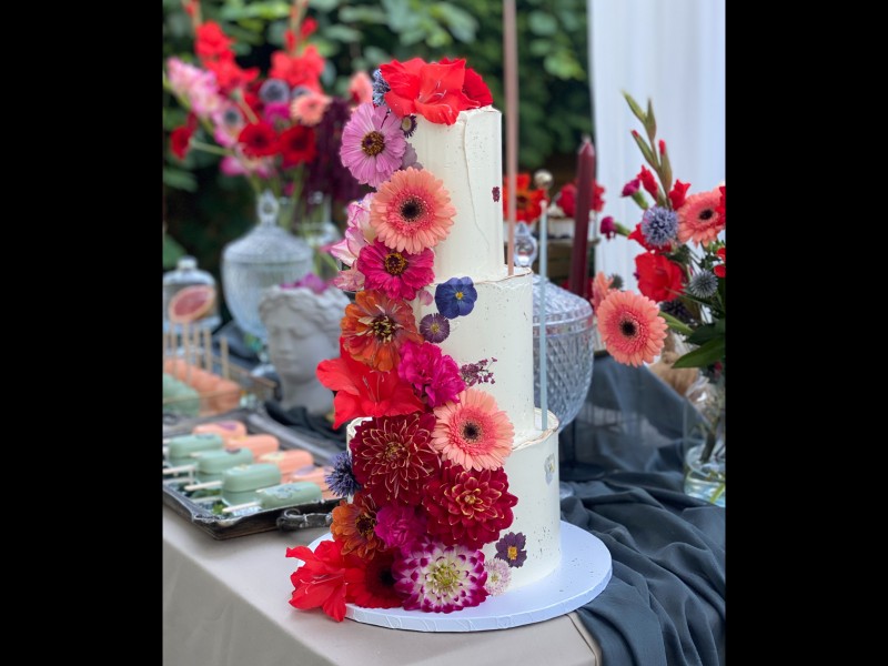 malinowy-krol-tort-slubny zdjęcie prezentacji gdzie wesele