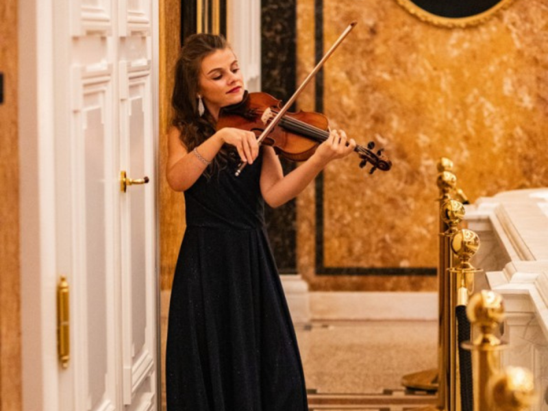 marta-lobos-gold-violin zdjęcie prezentacji gdzie wesele