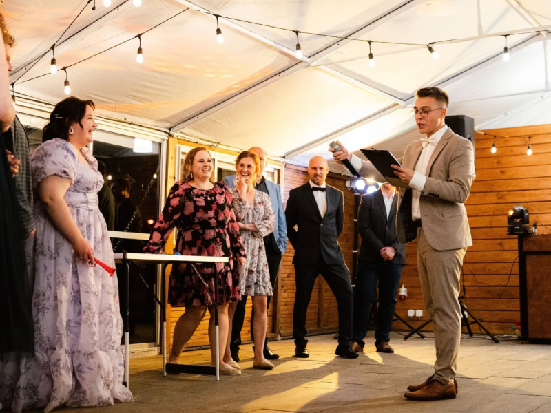 roztanczony-wodzirej-dj zdjęcie prezentacji gdzie wesele