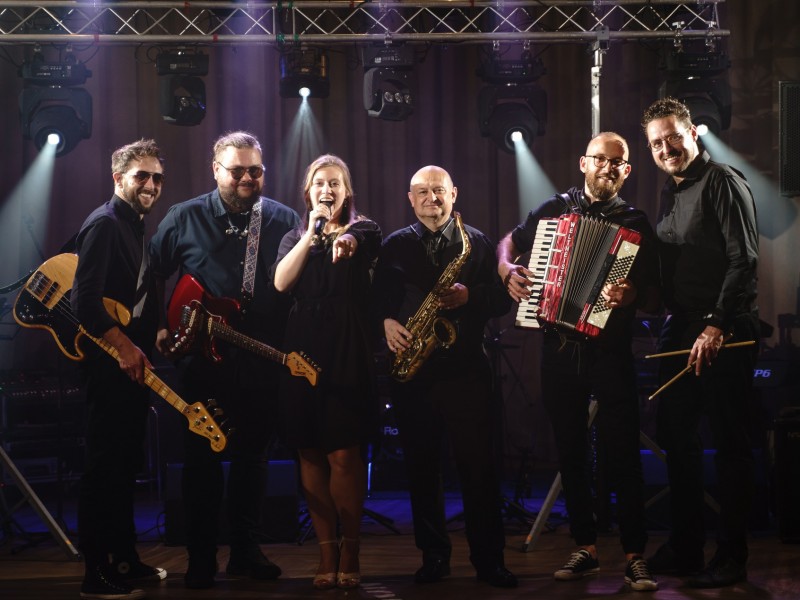 six-band zdjęcie prezentacji gdzie wesele
