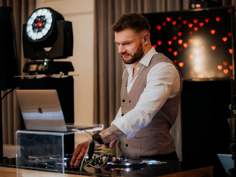 tomasz-lisowski-dj-konferansjer zdjęcie prezentacji gdzie wesele